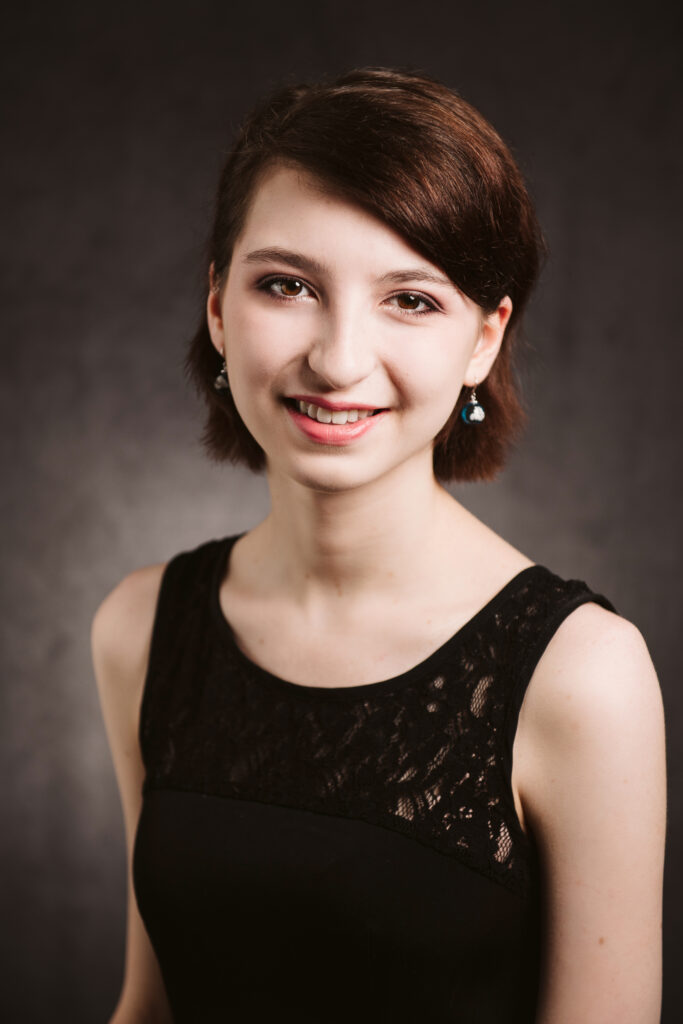 yearbook portrait of a high school senior girl | Laura Mares Photography