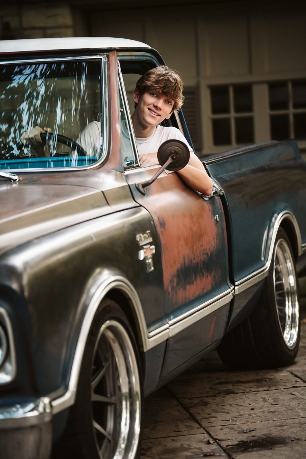 senior picture of guy in vintage pick up truck