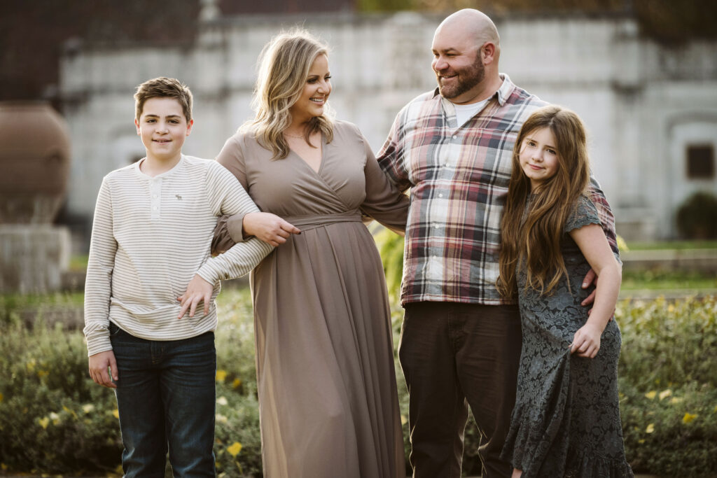 family having fun during a portrait session in Pittsburgh's Mellon Park