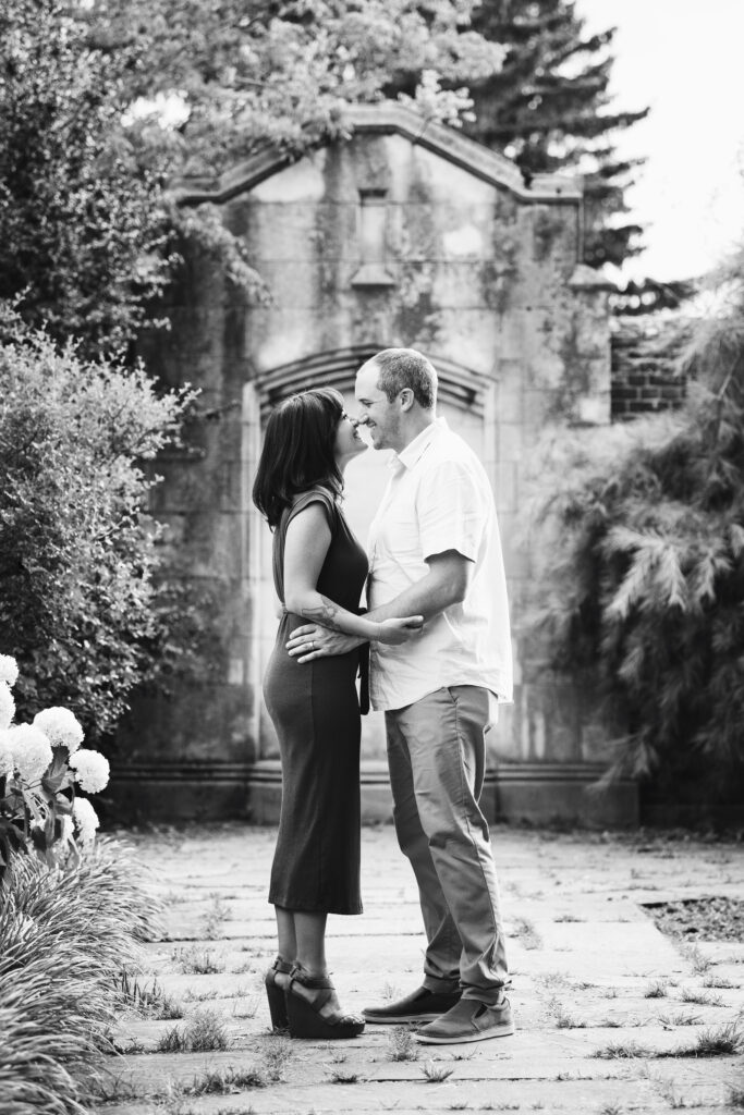 couple kissing in Pittsburgh's Mellon Park