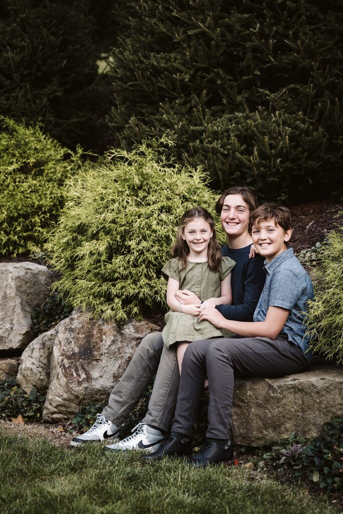 children captured during extended family session in family's backyard