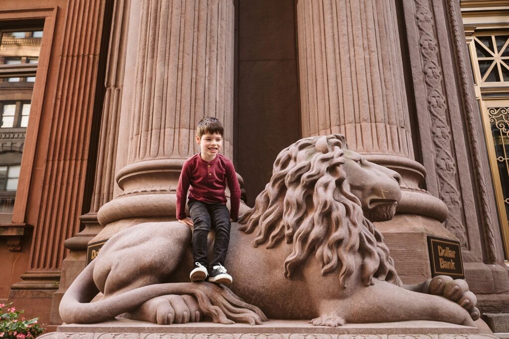kids exploring Pittsburgh during a family lifestyle session