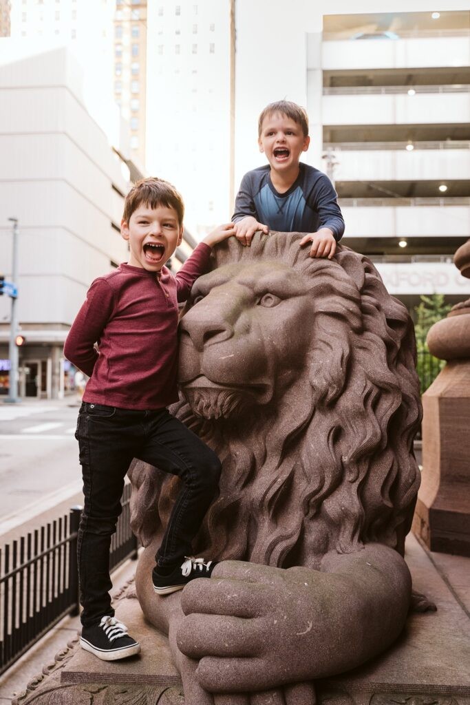 kids exploring Pittsburgh during a family lifestyle session