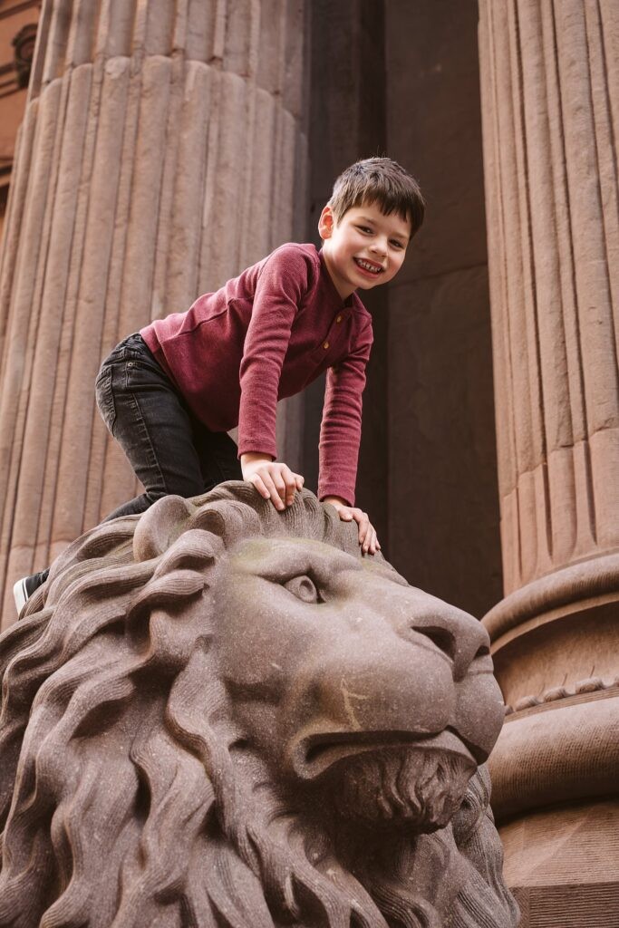 kids exploring Pittsburgh during a family lifestyle session