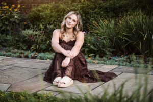 senior photos Mellon park in Pittsburgh during golden hour